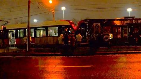 Zeytinburnu'nda, tramvay kazası nedeniyle aksayan seferler tramvayların çekilmesiyle normale döndü. - Son Dakika Haberleri